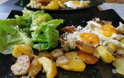 Bratkartoffeln mit Spiegelei und süßem Salat