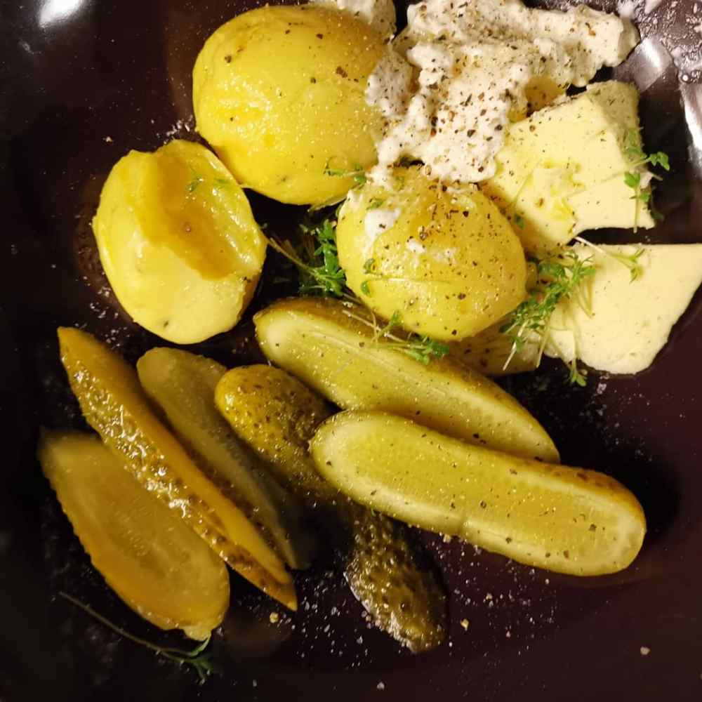 Pellkartoffeln mit Butter und Gurke | Rezept | Hexen-kochen-praktisch.de