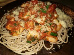 Spagetti mit Scampi, Tomatensoße und Parmesan