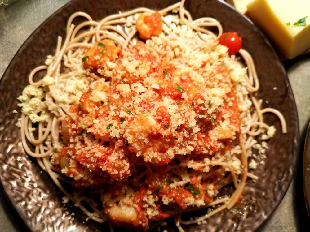 Scampi mit Toatensoße, Parmesan und Dinkelspagetti