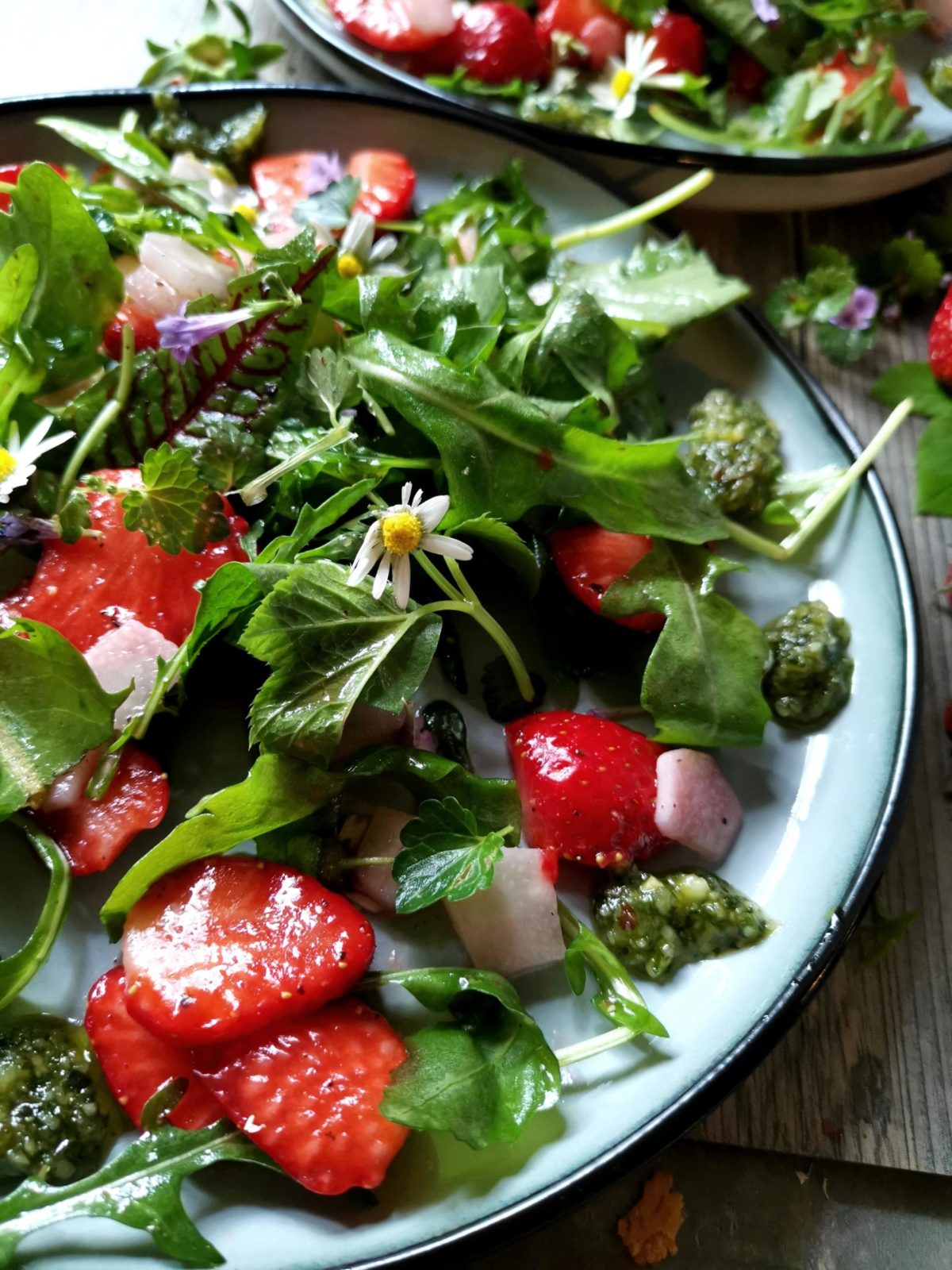 Rucola Wildkräutersalat mit Erdbeeren und Spargel